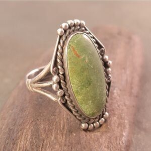 Vintage Old Pawn Navajo Green Turquoise Oval Beaded Cable Bezel Ring